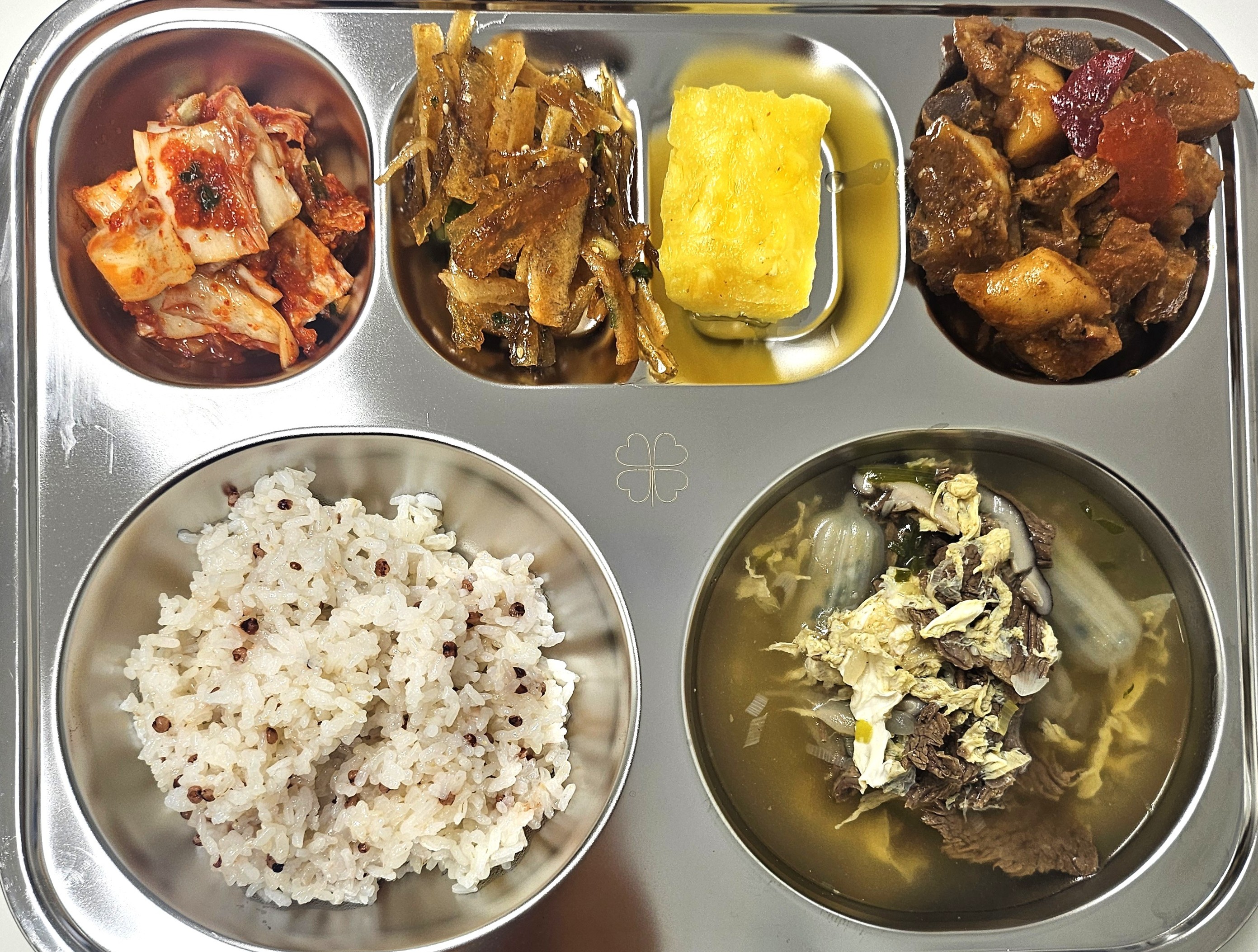 차수수밥(중)
만둣국(1.5.6.10.16.18)
떡돼지갈비찜(해솔)(5.6.10.13)
쥐어채볶음(5.6.13)
배추김치(해솔)(9)
팥시루떡/파인애플
_이미지